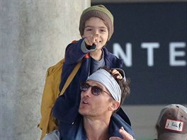 Americký herec a producent Matthew McConaughey vyrazil se synem na procházku....