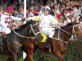 Josef Váa (vlevo) a Martina Riková v cíli Velké pardubické.