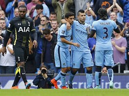 Sergio Agero (druh zprava) z Manchesteru City slav promnnou penaltu proti...