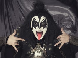 Chantal Poullain coby Gene Simmons z kapely Kiss v kalendái Promny 2015