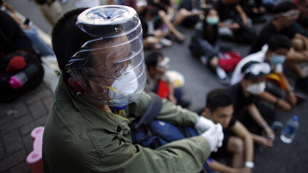 Demonstrant se vybavili ochrannmi prostedky proti slznmu plynu.