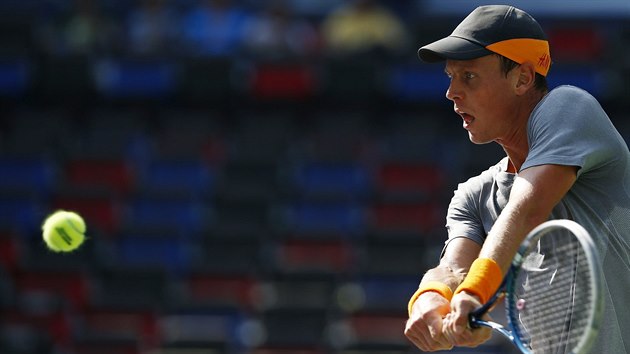 Tom Berdych vrac mek na stranu Gilese Simona ve tvrtfinle turnaje v anghaji.