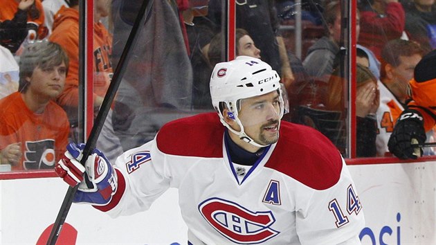 Tom Plekanec se usmv nad vstelenm glem do branky Philadelphie.