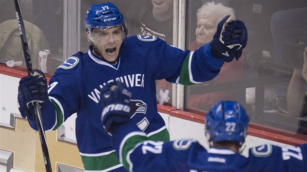 tonci Radim Vrbata (vlevo) a Daniel Sedin z Vancouveru slav branku.