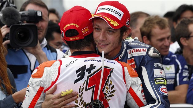 OBJET OD LEGENDY. Marc Marquez obhjil trium v MotoGP, gratuluje mu Valentino Rossi.