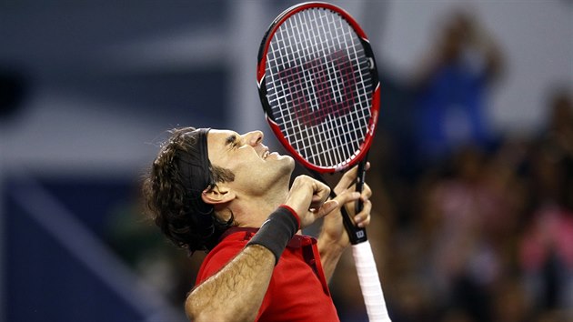 Roger Federer oslavuje svj dal titul. Uspl na turnaji srie Masters v anghaji.