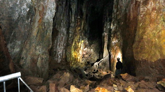 Dl Mauricius v Heben u Abertam. Speleolog Jan Albrecht osvtluje hlavn komoru dolu. Pohled z terasy, kter bude pstupn nvtvnkm.