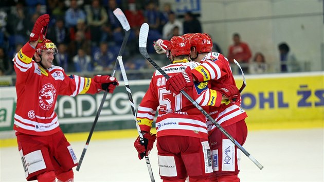 Hokejist Tince se raduj z glu na led Komety Brno.