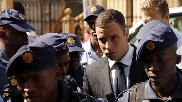 Oscar Pistorius pichz k soudu (13. jna 2014).