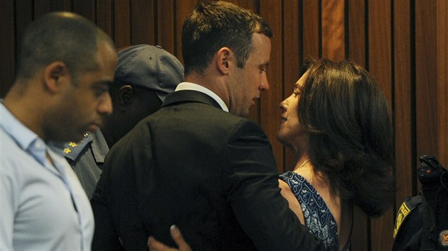 Oscar Pistorius v soudn mstnosti se svou sestrou Aimee (13. jna 2014).