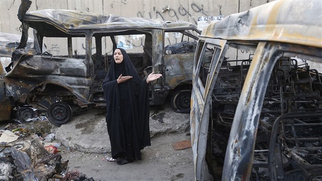 ena ukazuje auta, kter zniil sebevraedn atenttnk v Bagddu, zemelo 45 lid (12. jna 2014).