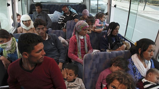 Kurdt uprchlci ze syrskho Kobani pijd do irck provincie Duhk (11. jna 2014).