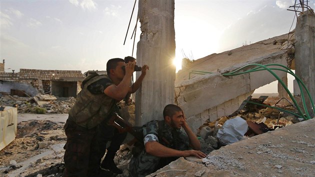 Rebelov zaujmaj pozice v bojch proti jednotkm prezidenta Asada okolo syrskho Handaratu (12. jna 2014).