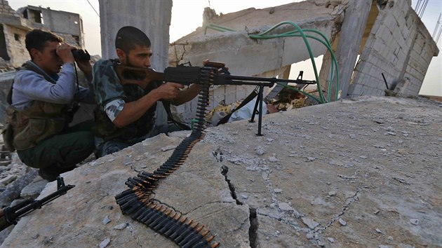 Rebelov zaujmaj pozice v bojch proti jednotkm prezidenta Asada okolo syrskho Handaratu (12. jna 2014).