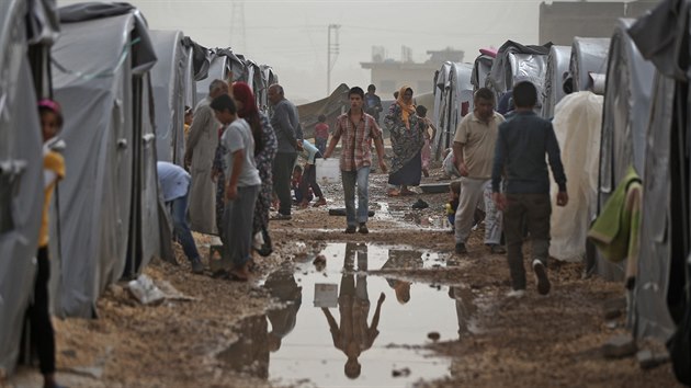 Uprchlci z Kobani jsou v Turecku (11. jna 2014).