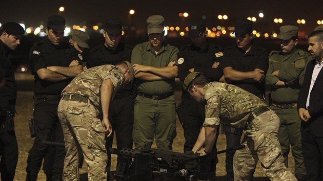 Britští vojáci cvičí pešmergy v Irbílu (13. října 2014).