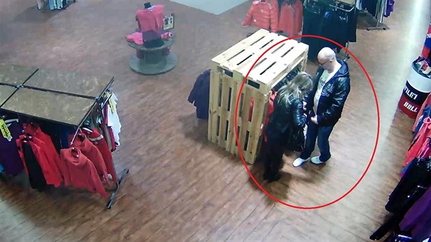 Dvojice, kter kradla obleen v jednom z outlet na okraji Mlad Boleslavi