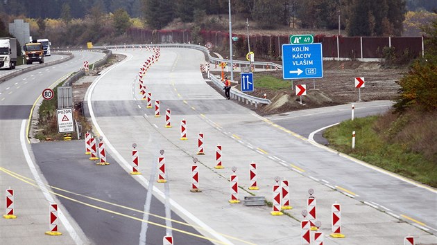 Kvli zprovoznn sti dlnice D1 a zakreslen vodorovnho znaen na 45. kilometru byla komunikace smrem na Prahu asi 15 minut zcela uzavena (15.10.2014)