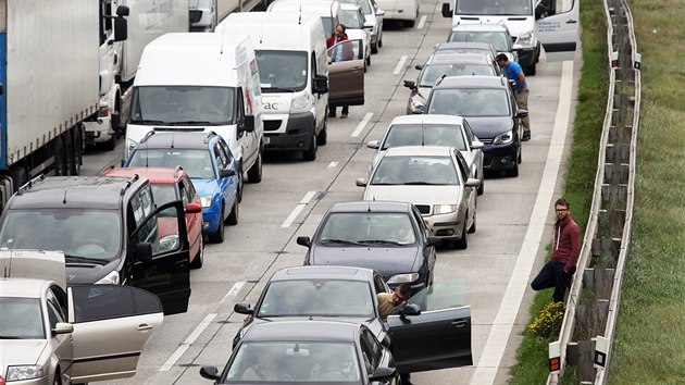 Kvli zprovoznn sti dlnice D1 a zakreslen vodorovnho znaen na 45. kilometru byla komunikace smrem na Prahu asi 15 minut zcela uzavena (15.10.2014)