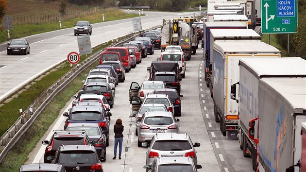 Kvli zprovoznn sti dlnice D1 a zakreslen vodorovnho znaen na 45. kilometru byla komunikace smrem na Prahu asi 15 minut zcela uzavena (15.10.2014)