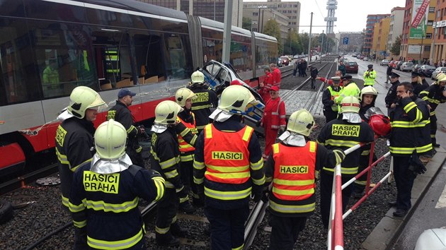 V Olansk ulici dolo ke stetu tramvaje a policejnho vozu. Ten byl po srce zdemolovn (17.10.2014)