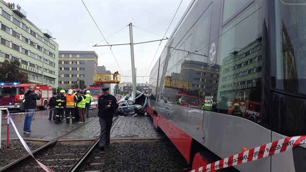 V Olansk ulici se stetla tramvaj a vz policie. Auto bylo po srce zdemolovno (17.10.2014)