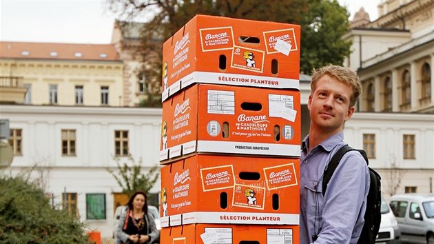 KRABICE PRO ONDERKU  Martin Mikeska v pondl ped Novou radnici v Brn pinesl krabice od bann. Chtl Romanu Onderkovi recesistickou akc usnadnit ppadn sthovn z primtorsk kancele. Dar si vak adrest nepevzal.