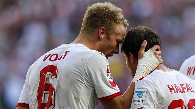 Kevin Vogt (vlevo), fotbalista Kolna nad Rnem, se raduje se spoluhri ze svho glu, kter vstelil v utkn proti Dortmundu.