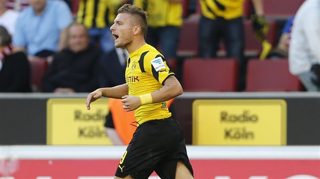 Ciro Immobile, fotbalista Borussie Dortmund, oslavuje svj gl, kter vstelil v utkn proti Kolnu nad Rnem.
