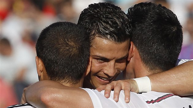 Hvzdn tonk Realu Madrid Cristiano Ronaldo (uprosted) se raduje se spoluhri z glu v utkn proti Levante.