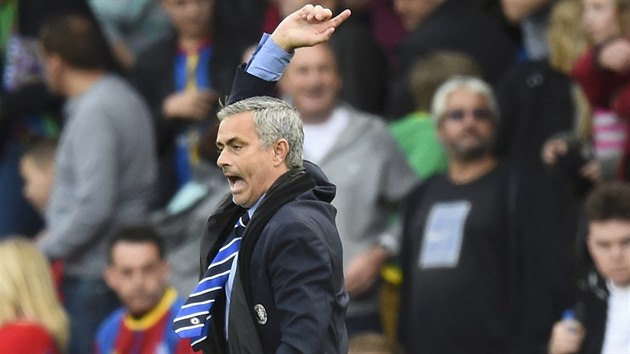Trenr londnsk Chelsea Jos Mourinho se v zpase proti Crystal Palace projevoval emotivn jako vdy.