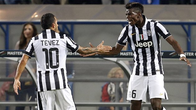 Paul Pogba (vpravo), zlonk italskho Juventusu, pijm gratulace ke vstelenmu glu od spoluhre Carlose Tveze.