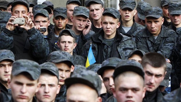 Nkolik stovek vojk Nrodn gardy, jej jednotky donedvna bojovaly na vchod Ukrajiny s proruskmi povstalci, demonstrovalo v pondl ped prezidentskou kancel v Kyjev (13. jna)