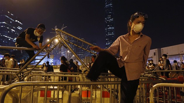 Hongkongsk policie si dolpla na demonstranty, zniila jim barikdy (14. jna)