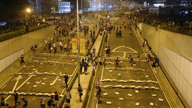 Hongkongsk policie si dolpla na demonstranty, zniila jim barikdy (14. jna)