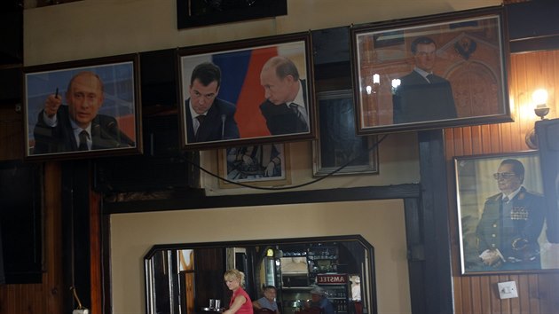 Stnu jedn z blehradskch restaurac zdob podobizny ruskho prezidenta Vladimira Putina a premira Dmitrije Medvedva po boku nkdejho jugoslvskho prezidenta Josipa Broze Tita (14. jna 2014).