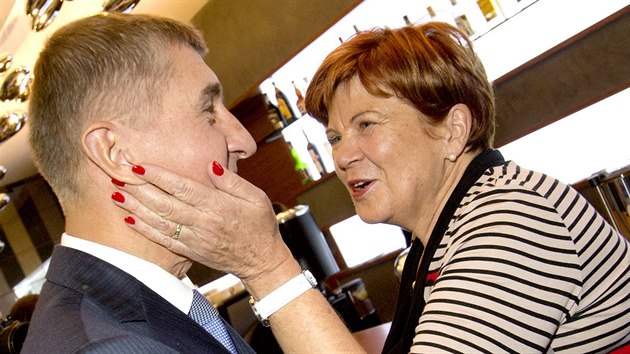 Andrej Babi� a Zuzana Baudy�ov� ve �t�bu hnut� ANO v Praze. (11. ��jna 2014)