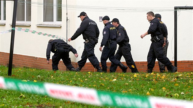 Policisté zasahují v okolí obchodní akademie ve Žďáru nad Sázavou, kde útočnice pobodala několik studentů. Jeden z nich, šestnáctiletý chlapec, zemřel. (14. října 2014)