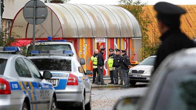 Policisté zasahují v okolí obchodní akademie ve Žďáru nad Sázavou, kde útočnice pobodala několik studentů. Jeden z nich, šestnáctiletý chlapec, zemřel. (14. října 2014)