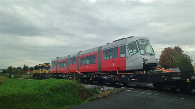 Tramvaj 14T zvaná Porsche je na cest z Prahy do Plzn. Snímek byl poízen v...