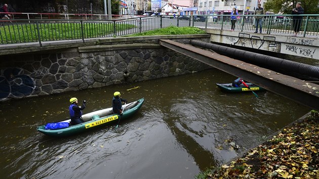 Vodci 19. jna splouvali Boti od hrze pehrady v Hostivai nap Prahou. Na snmku vodci proplouvaj Nuslemi pobl Divadla na Fidlovace.