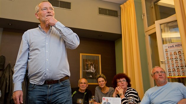 Primátor Hradce Králové Zdeněk Fink (HDK) čekal na výsledky komunálních voleb v restauraci Pod Terasami. (11. 10. 2014)