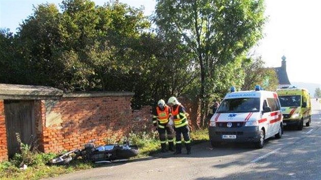 Ve Vanech na Blanensku se srazil motocykl s osobnm autem. (12. jna 2014)