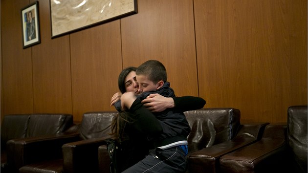 Osmiletho Eriona odvezl otec do Srie, aby bojoval po boku Islmskho sttu. Zoufal matce jej kosovt agenti pivedli po pti mscch (15. jna 2014)