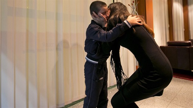 Osmiletho Eriona odvezl otec do Srie, aby bojoval po boku Islmskho sttu. Zoufal matce jej kosovt agenti pivedli po pti mscch (15. jna 2014)