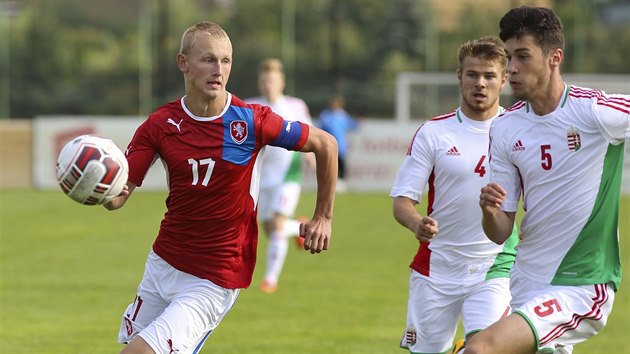 KAPITN A STELEC. Jabloneck odchovanec Ondej Mihlik v dresu esk reprezentan osmnctky na Memorilu Vclava Jeka, kde byl nejlepm stelcem.