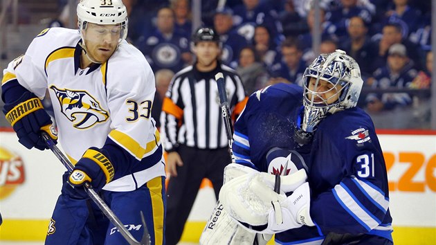 DER DO PRSOU. Brank Winnipegu Ondej Pavelec likviduje anci Nashvillu.