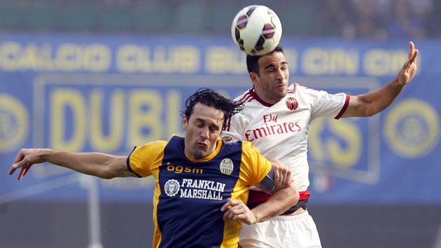 Luca Toni z Verony (vlevo) v souboji s Adilem Ramim z AC Miln.  