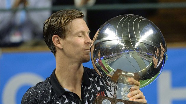 TA TROFEJ U JE MOJE. Tom Berdych po triumfu na turnaji ve Stockholmu. 