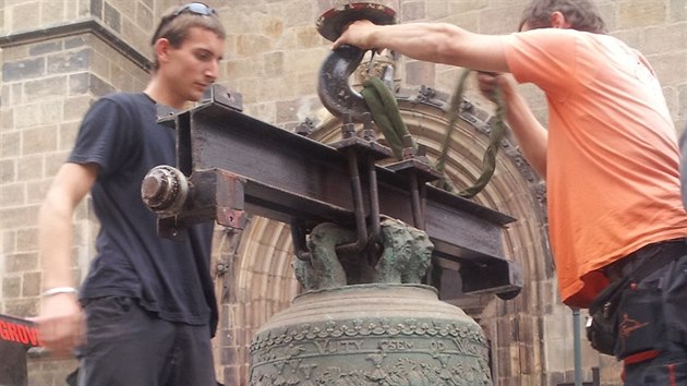 Sundavn zvon z ve katedrly svatho Bartolomje v Plzni.